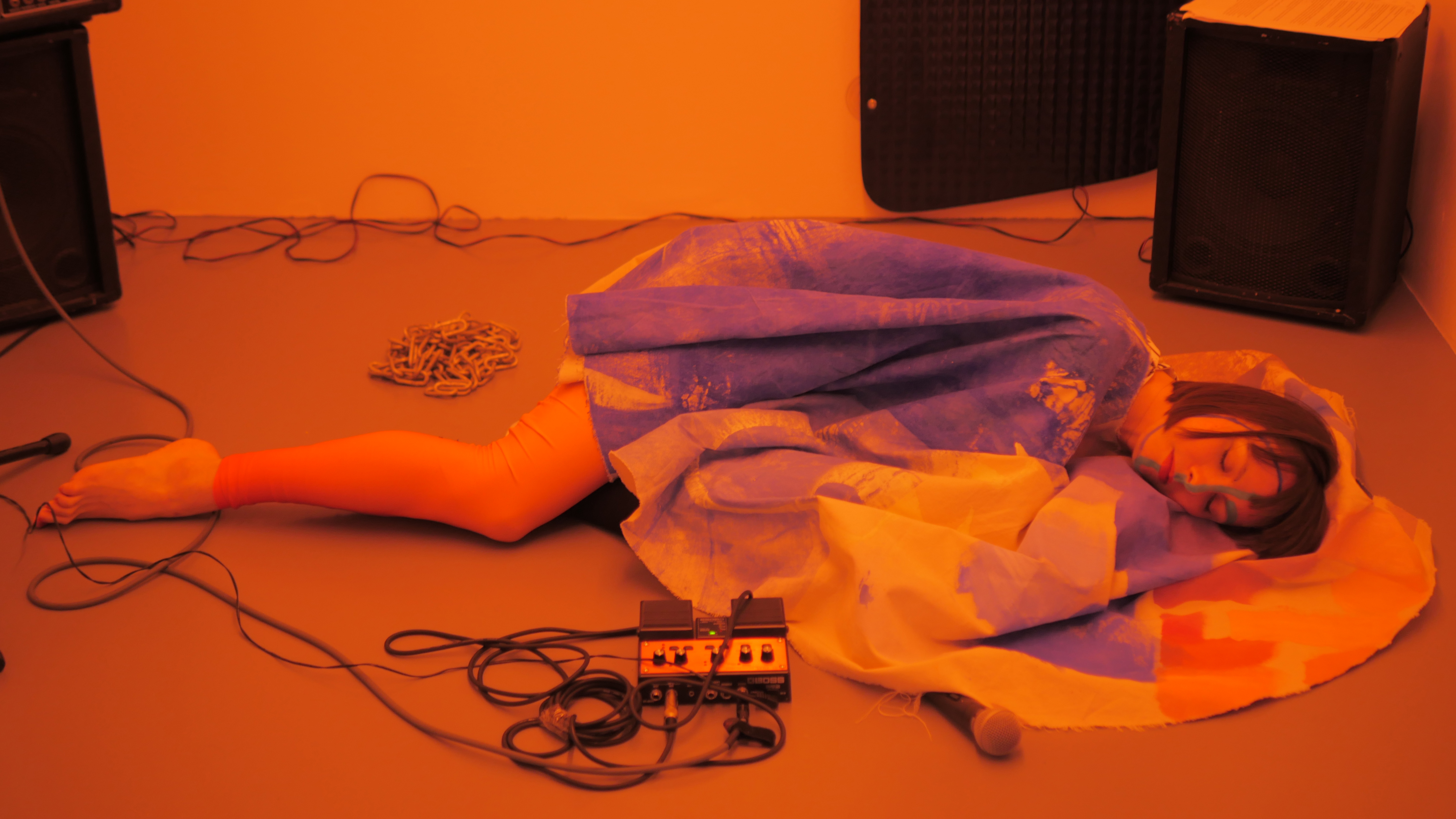 Fay Nicolson, Shake it Loose and Let it Fall, Kelder, UK, 2018